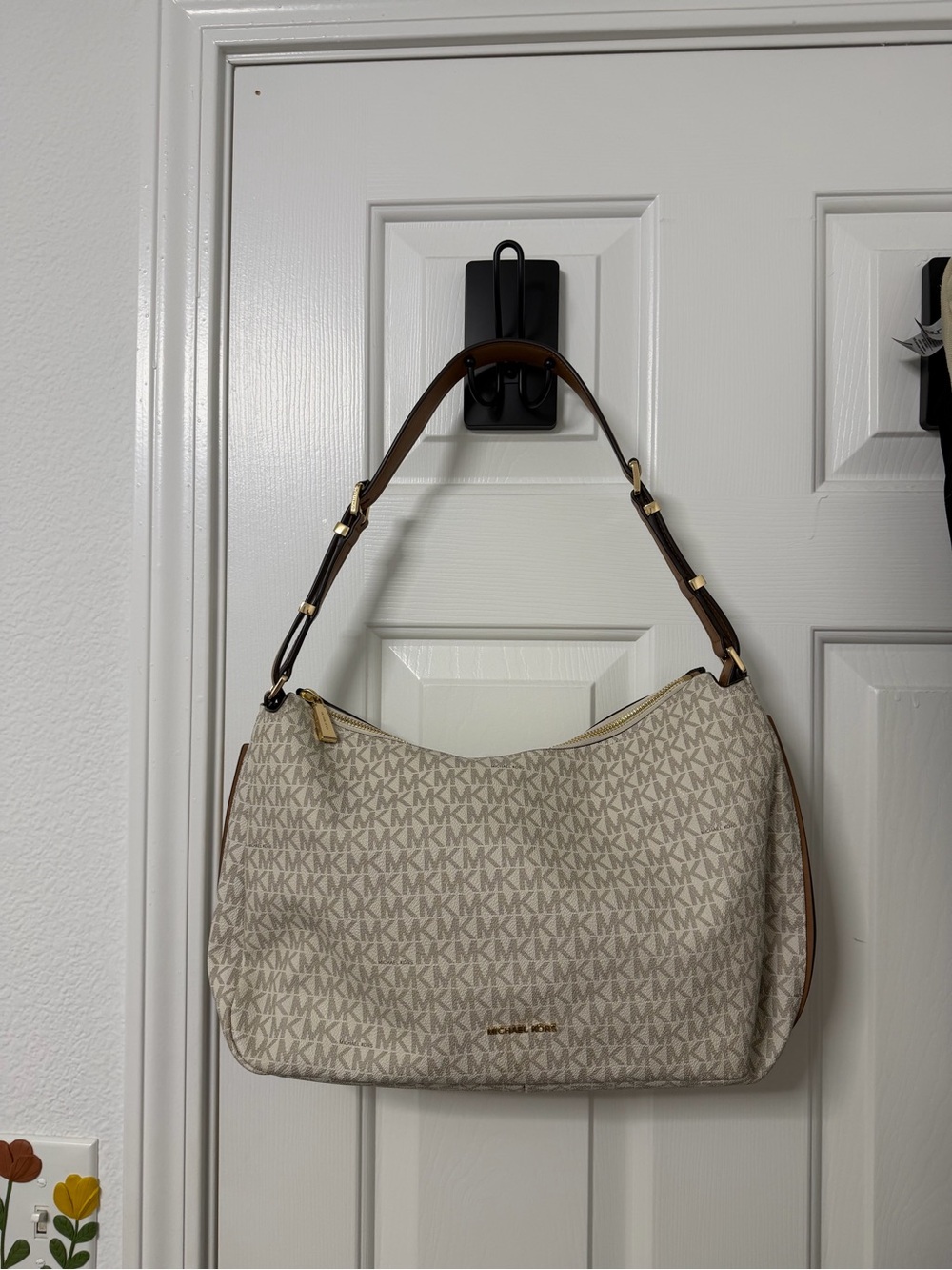 Michael Kors Vanilla Acorn Signature Logo Hobo Shoulder Bag Gold Hardware